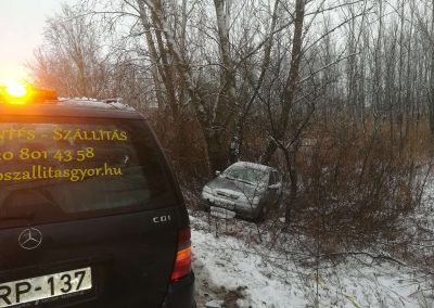 autómentés Győr, megcsúszott autó mentése árokból